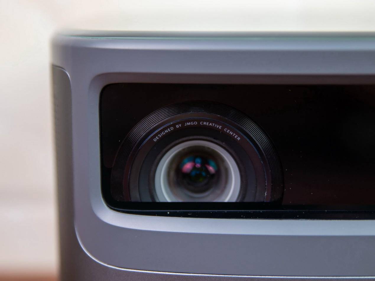 100英寸大屏幕的游戏和观影感受，坚果J10投影仪带你来体验