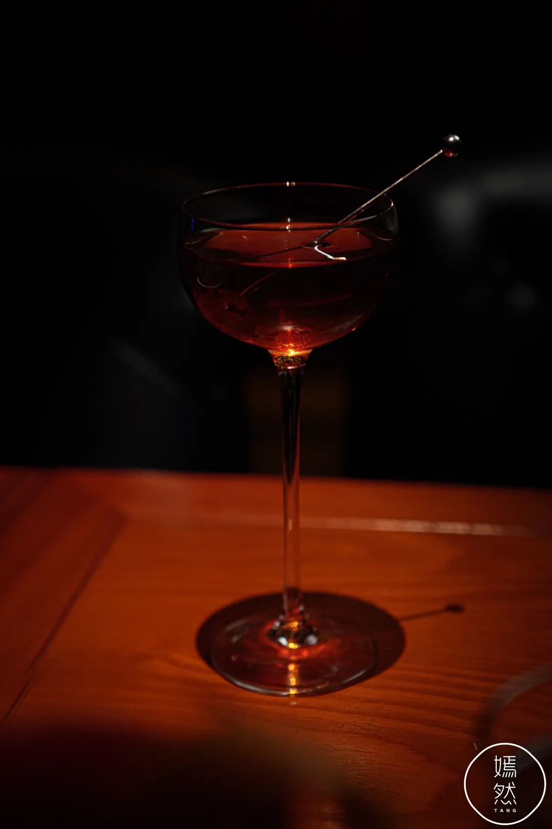隐藏在小镇里的复古酒吧，穿越时空享受微醺