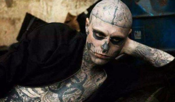 "僵尸"男孩瑞克,耗资2亿,将"人骨"纹满身,为何突然自杀?