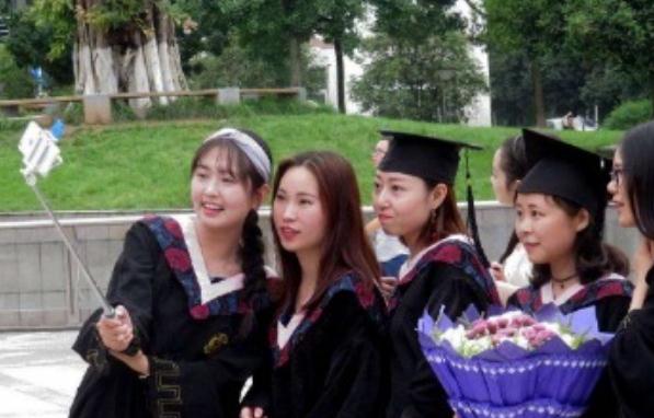 普通家庭供一名本科生读完4年大学，需要多少钱？网友：真养不起