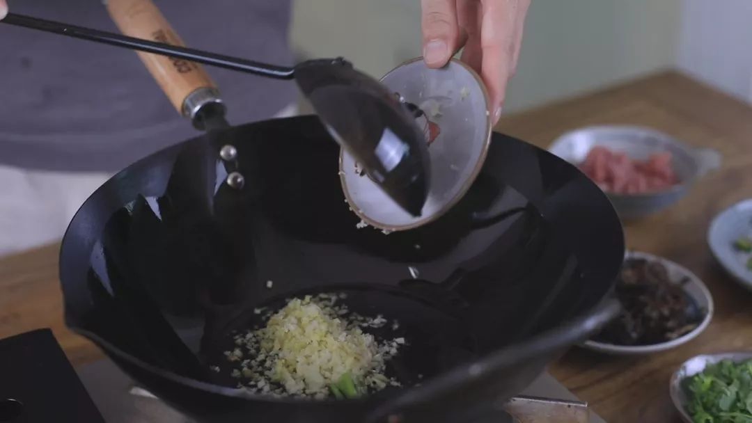 土豆粉怎样才好吃？浇头最重要，这样做酸辣过瘾连汤底都喝干