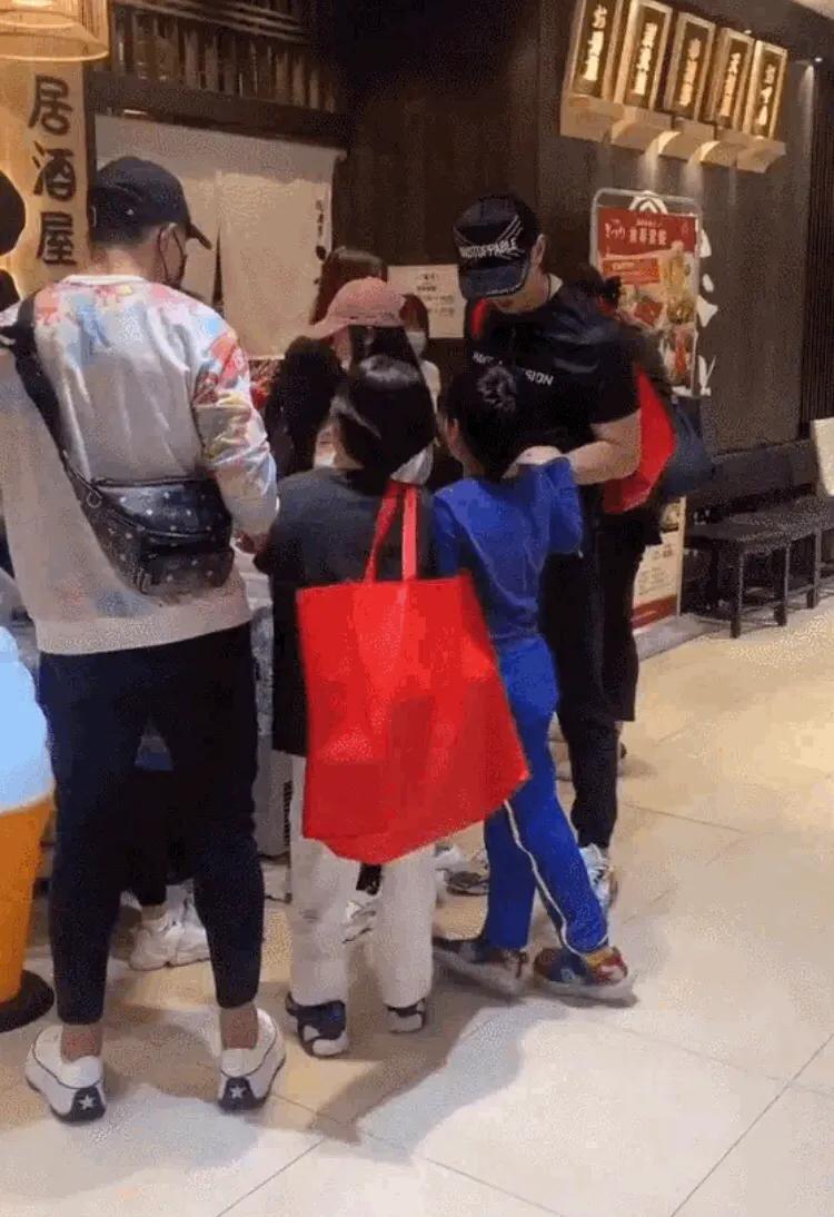 吴尊和儿女戴黑框眼镜拍大片，8岁max变圆润，五官和爸爸一模一样