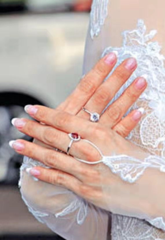 恭喜！香港女演员戴梦梦正式升格为人妻，在婚礼现场戴着两枚钻石戒指十分醒目。