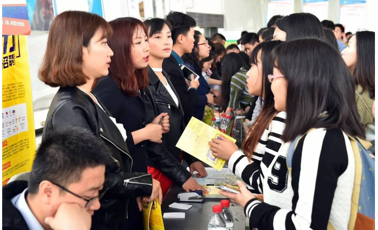 大学生就业难，部分毕业生表示很心酸，简历还没看就被淘汰了