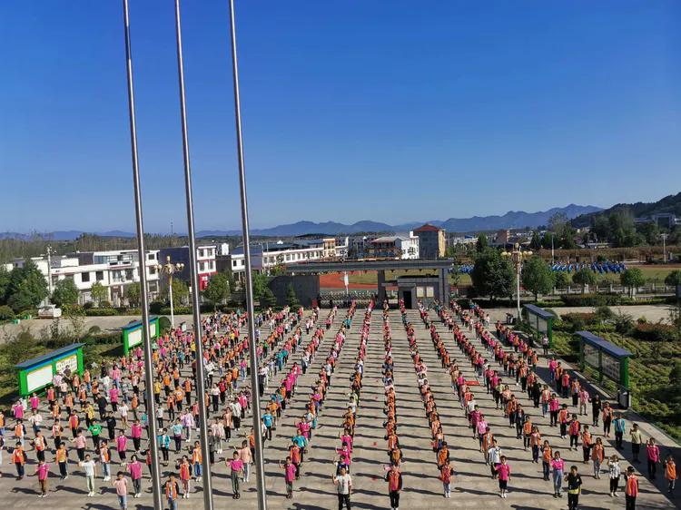 金秋十月，喜迎国庆——淅川县盛湾镇小全体师生庆祝国庆