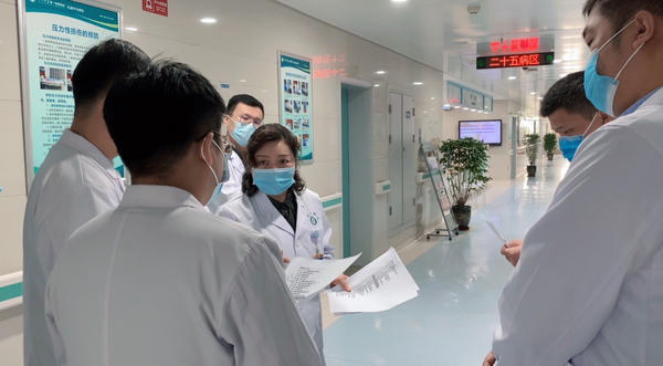 郑大一附院乳腺外科医生的一天怎么过？记者体验：查房、门诊、手术连轴转，医生一分钟喝下一瓶奶