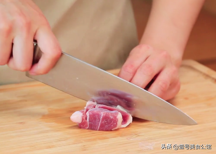 在家教你做香辣孜然羊肉串，外焦里嫩，美味又解馋，家人都爱吃