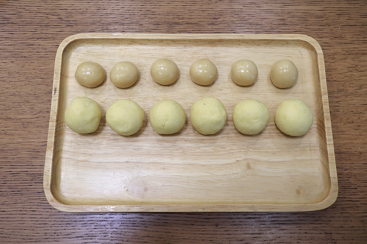 黑芝麻酱绿豆沙月饼还真好吃，说啥也得试一试，歪打正着的美味