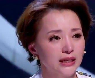 董卿失态落泪，年少自卑想自杀，被传隐婚生子，成名背后有多难？