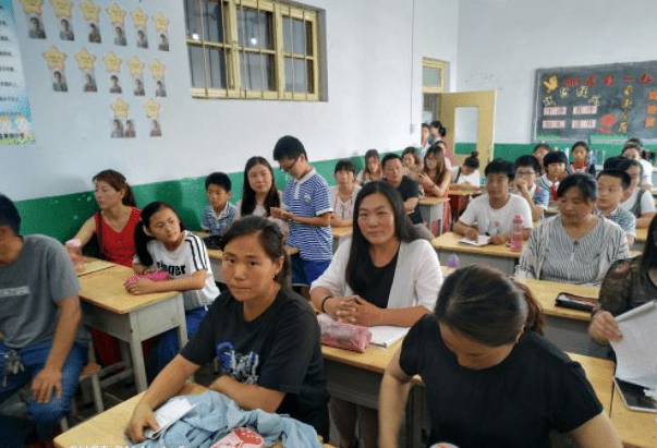 “有请倒数第一的家长发言”家长事先不知情，3句话怼的老师脸红