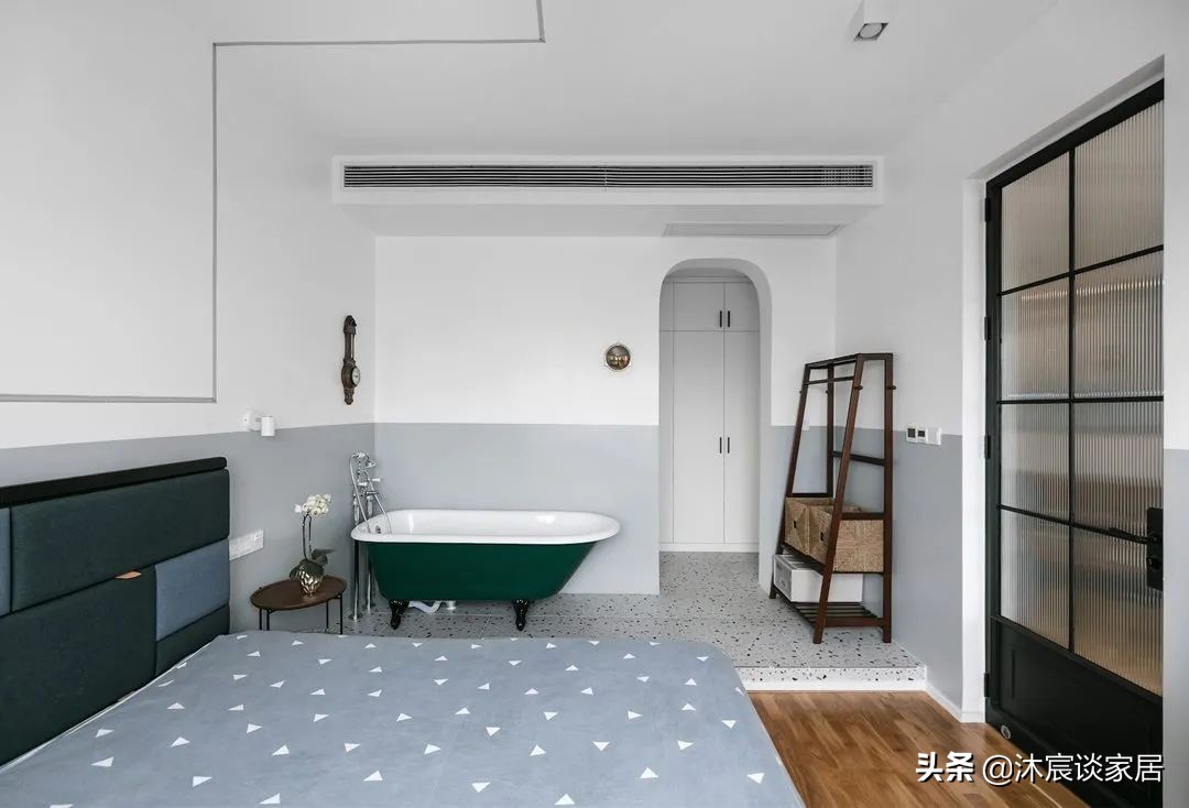 她重新装修房子，餐厨一体化后全屋开阔敞亮，室内复古浪漫很大方