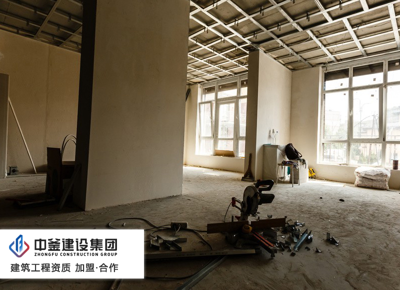 加盟建筑装修装饰工程分公司，施工挂靠，自己成立工程公司哪个好