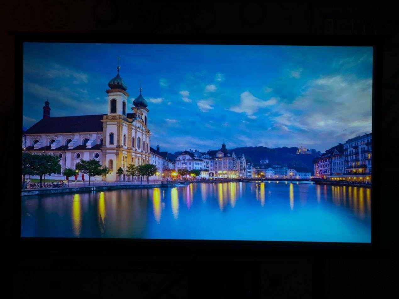 100英寸大屏幕的游戏和观影感受，坚果J10投影仪带你来体验