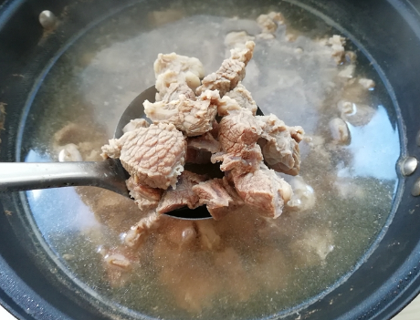 红烧牛肉，别只会焯水，牢记2个妙招，牛肉嫩滑多汁好吃，无腥味