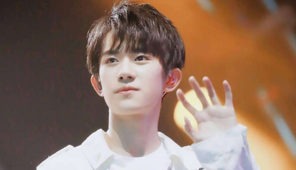 吉大女生无心上课，原来是一男生撞脸易烊千玺，网友：如本尊驾到