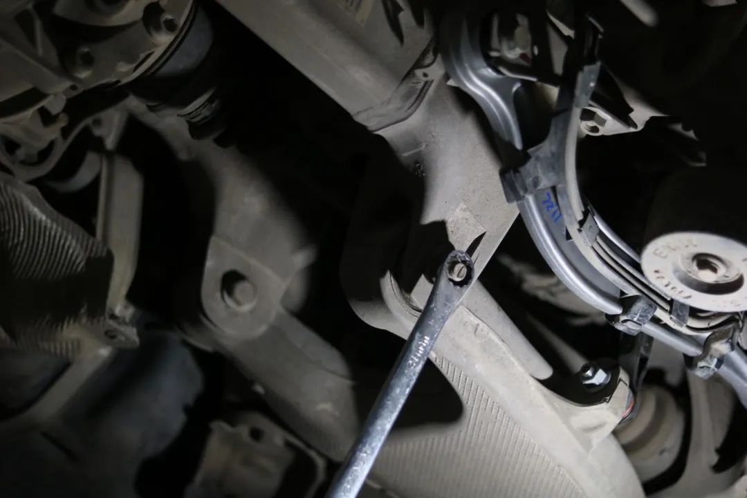 怪兽修车：翻新一辆13年的二手宝马5系，耗时25天完美复活它