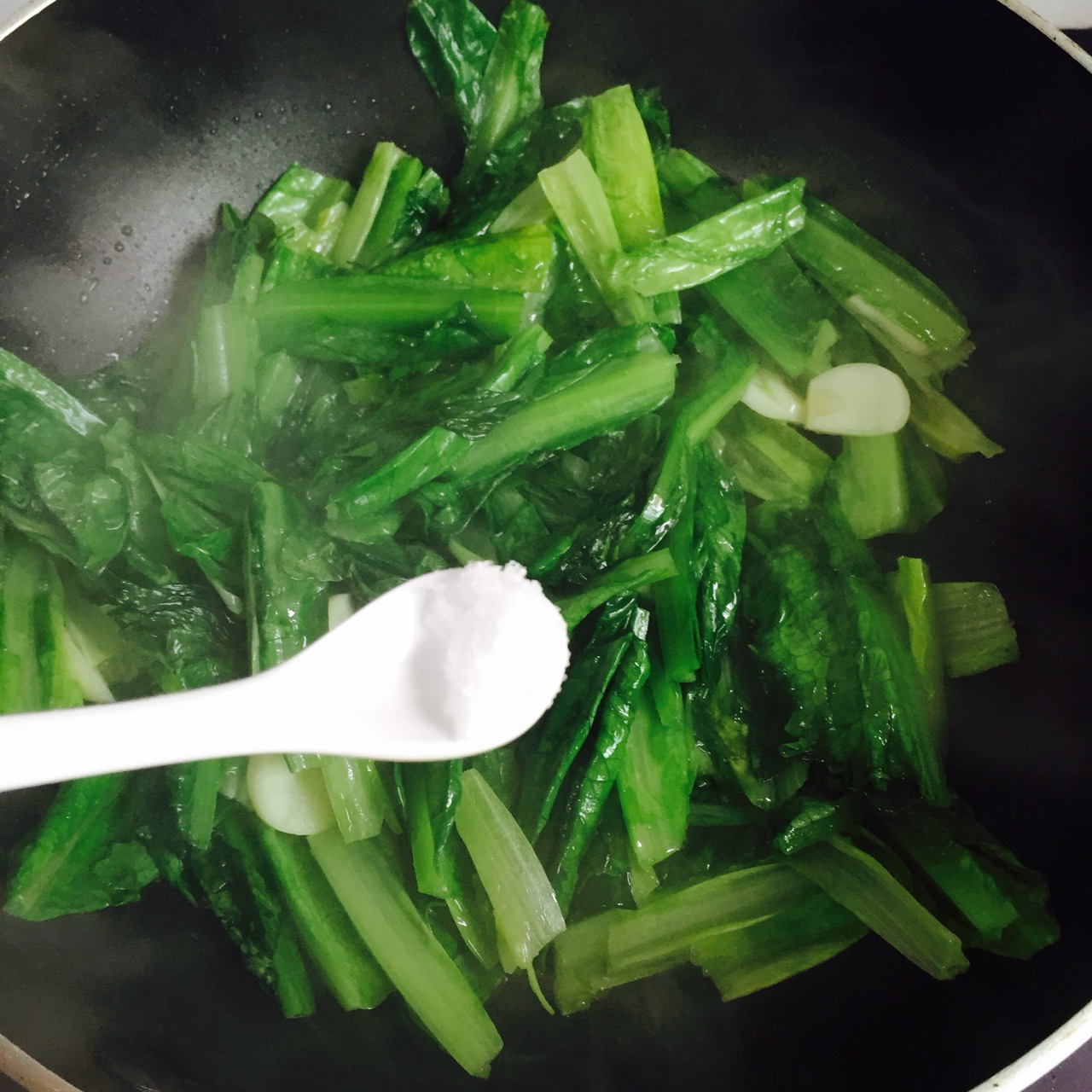 油麦菜怎么炒好吃又简单（家常清炒油麦菜经济实惠又好吃）