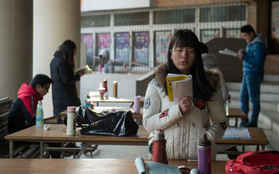 当代大学生内卷现状，背着同学学习成流行，上学堪比“大型宫斗”
