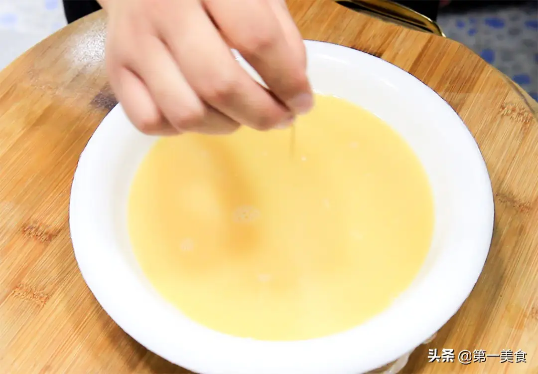 ***蛋羹怎么做才好吃，厨师长分享窍门，***蛋鲜嫩，没有蜂窝