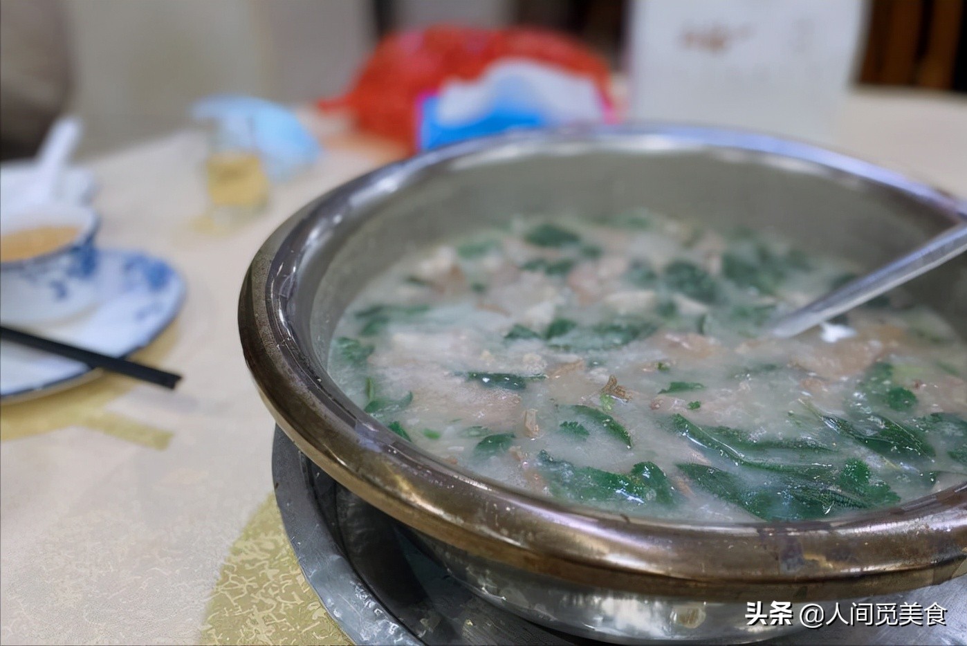 广州这家晚上才营业的大排档，靠一碗粥火了，环境恶劣客人还常来