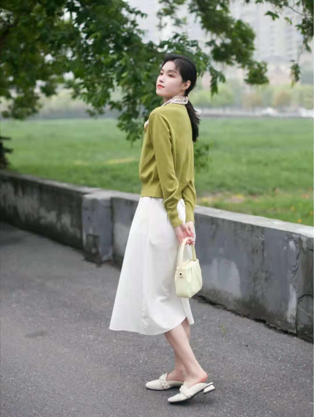 黄色上衣配什么颜色裙子好看