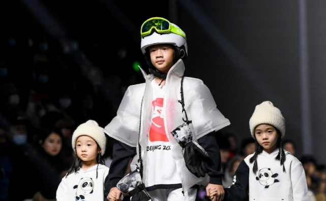 杨云晒照庆结婚13周年，杨威将老婆揽入怀中甜蜜相依，好幸福