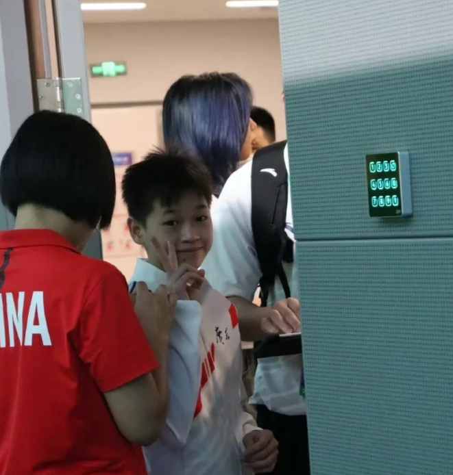 全红婵忙里偷闲，应邀为某校录视频，全程像背课文，收尾动作绝了