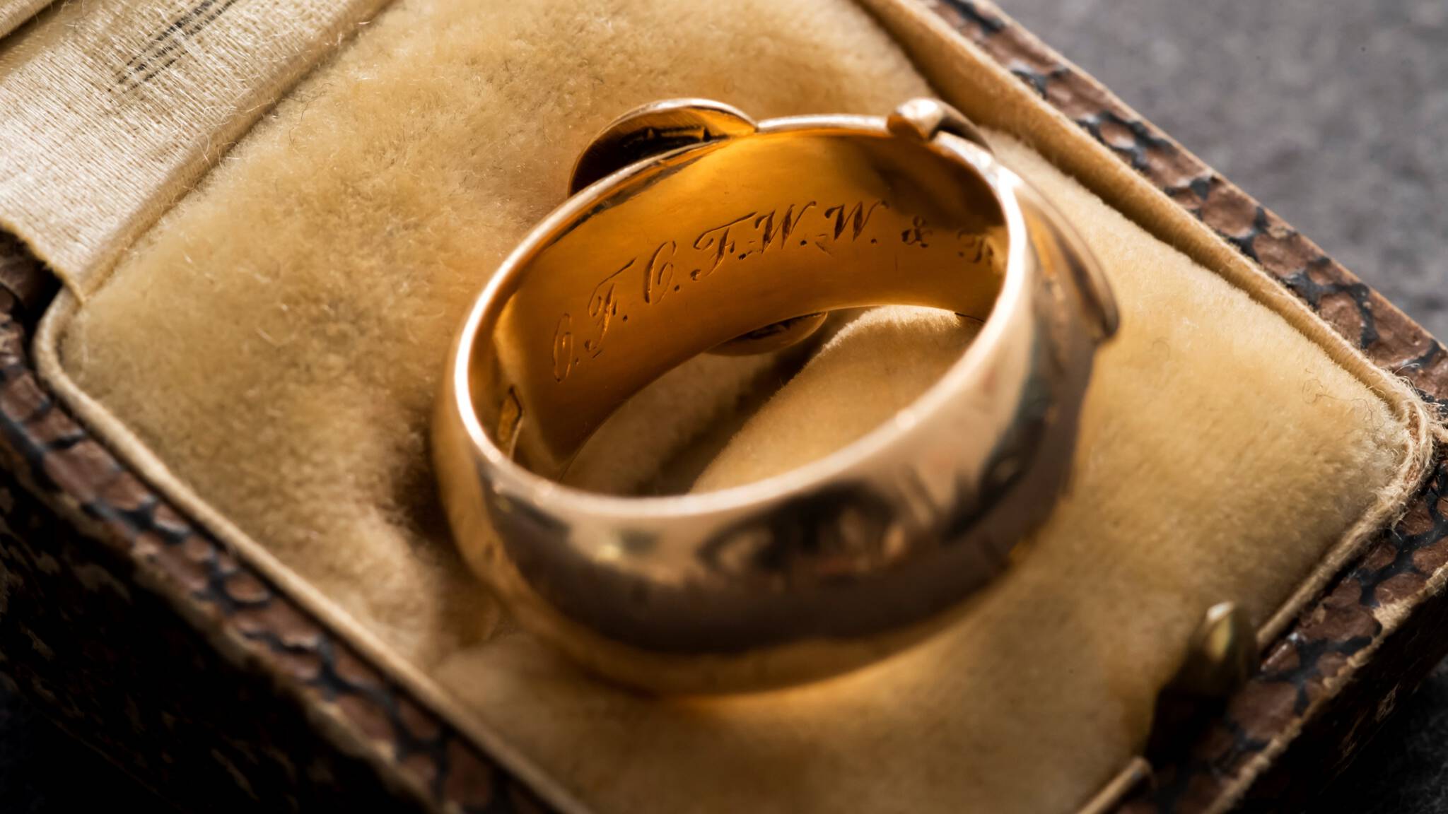2亿英镑的珠宝失窃事件得到解决，2002年牛津大学的清洁工偷了戒指。