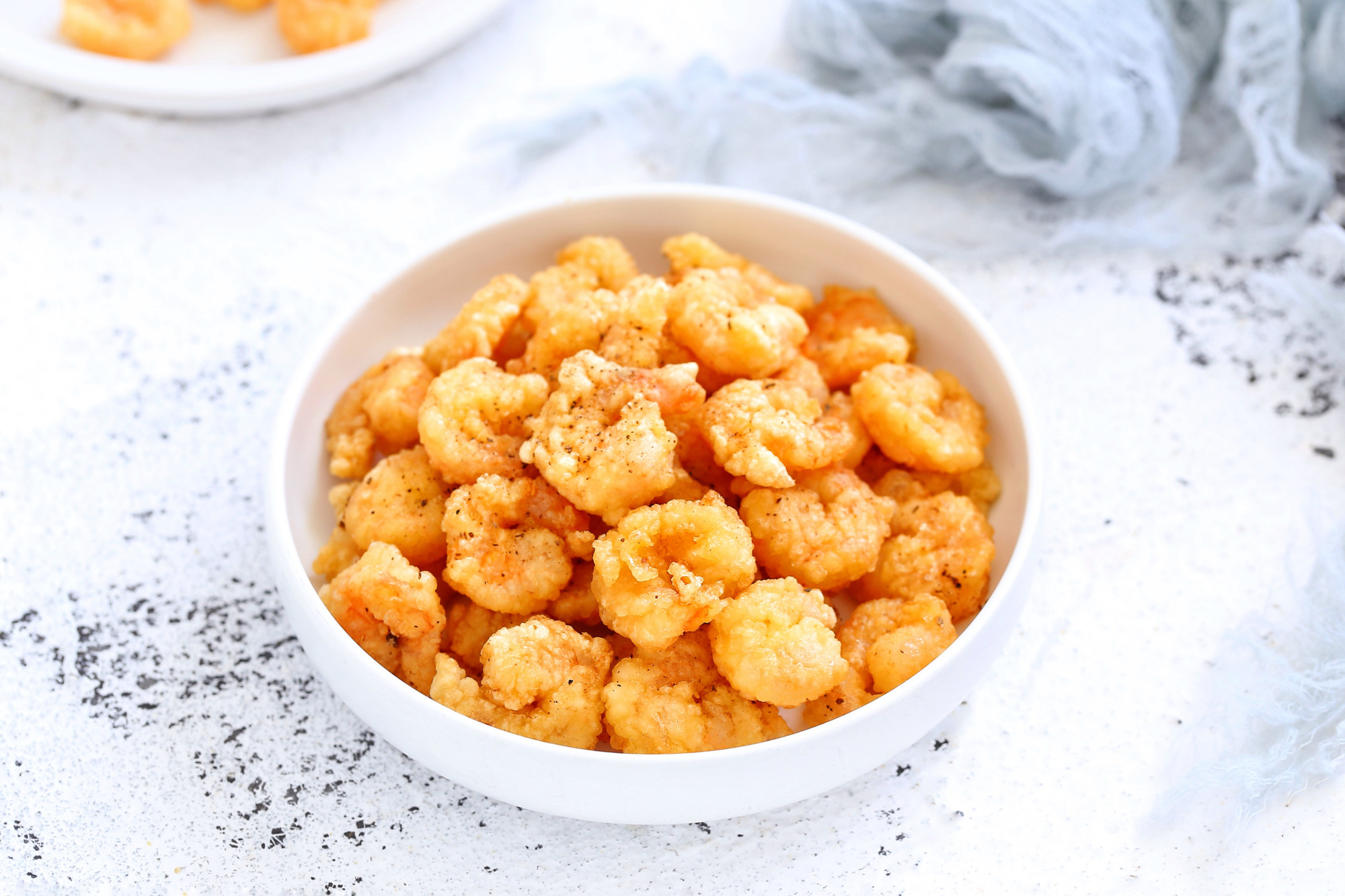 软炸虾仁这样做，个个金黄起大泡，脆嫩鲜美吃上不停嘴，太过瘾了