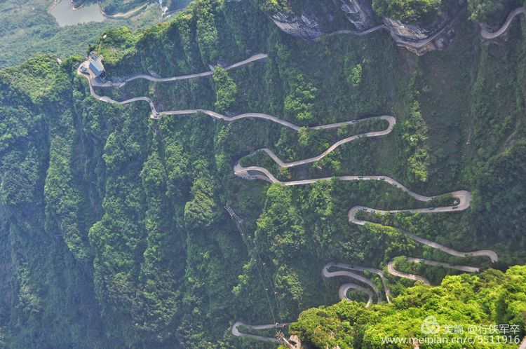 玉壶峰下松涛起，天界佛国掸尘埃！走遍千山万岭，唯天门山独有