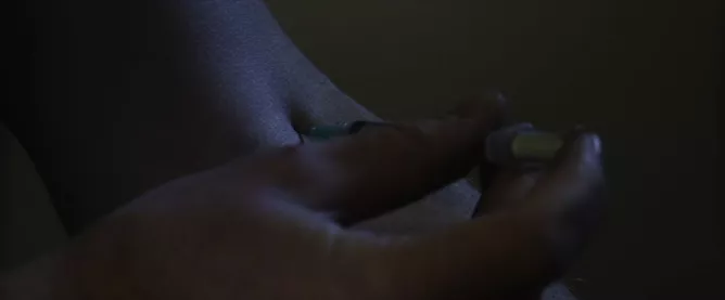 把女神关在笼子当狗养，竟是为了救她？这片全程高能