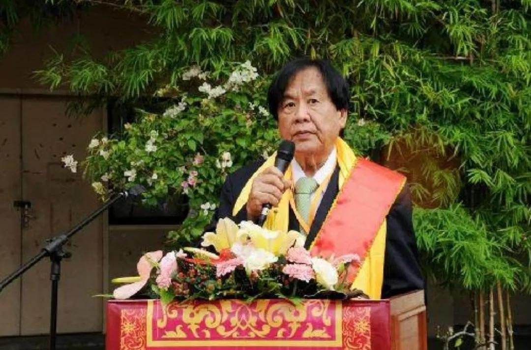 他是世界福州十邑同乡总会创会会长，马来西亚十大富豪