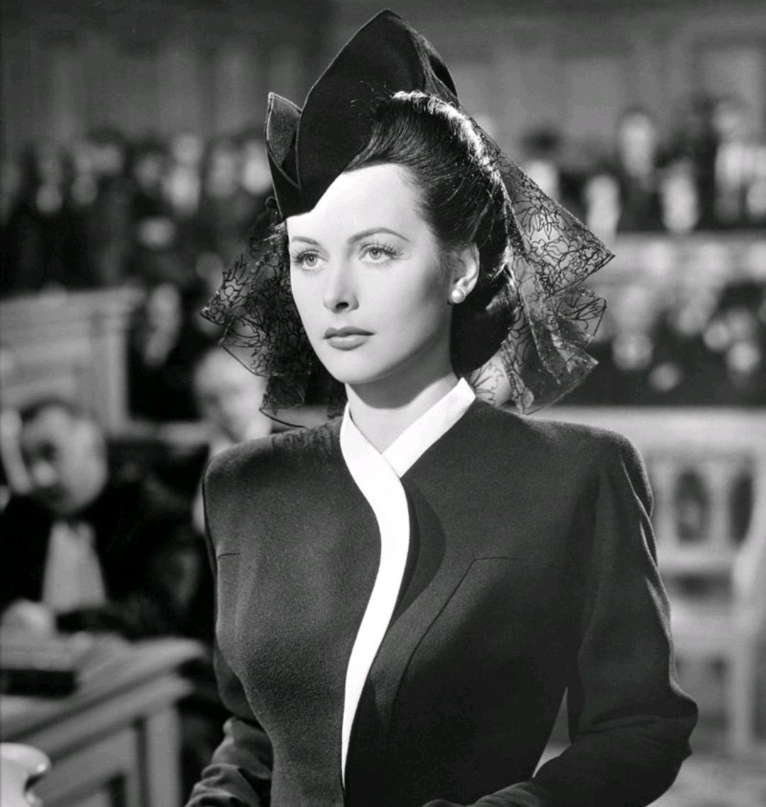海蒂·拉玛 (hedy lamarr) 以非凡的美貌而闻名,好莱坞专栏作家海达