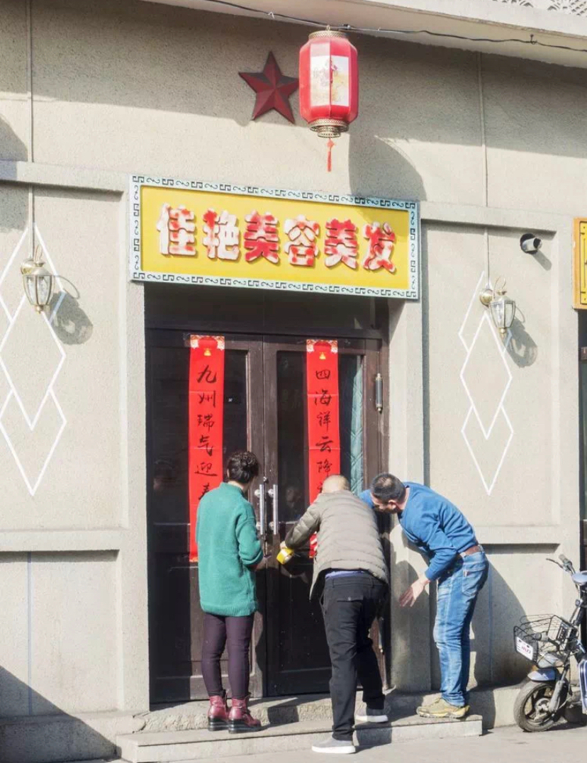 山西晋中这个步行街有特色，街上写满语录，像是穿越到六十年代