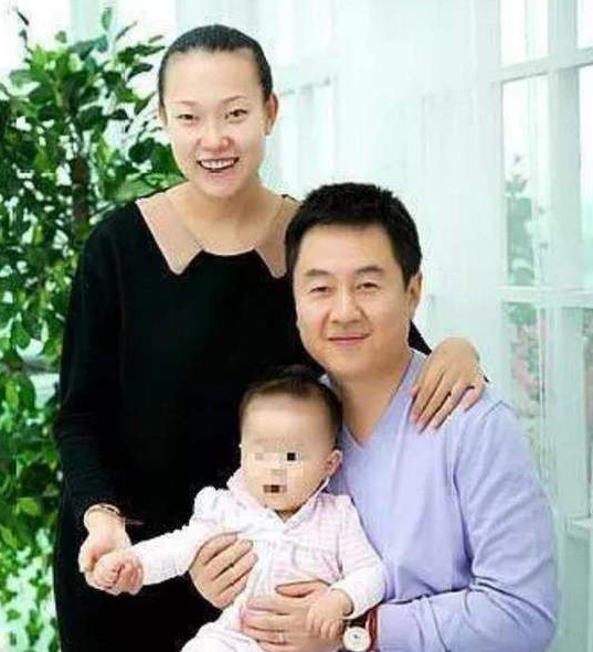 侯英超妻子是哪里的(扫地僧夺乒乓球全国冠军，曾恋爱被国家队开除，现任与前女友极像)