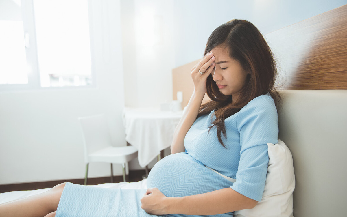 孕中、晚期，孕妈在睡觉的时候若常翻身，胎宝可能脐带绕颈