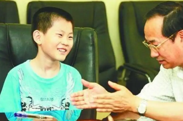 他2天半上完小学，10岁考进大学，如今传言：压力过大已经退学