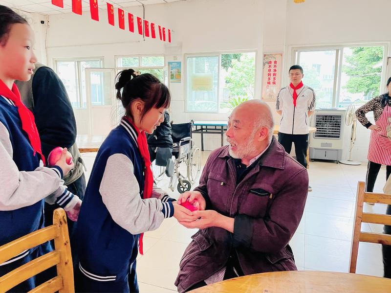 童心致敬 共暖重阳——记双流区协和实验小学重阳节主题活动