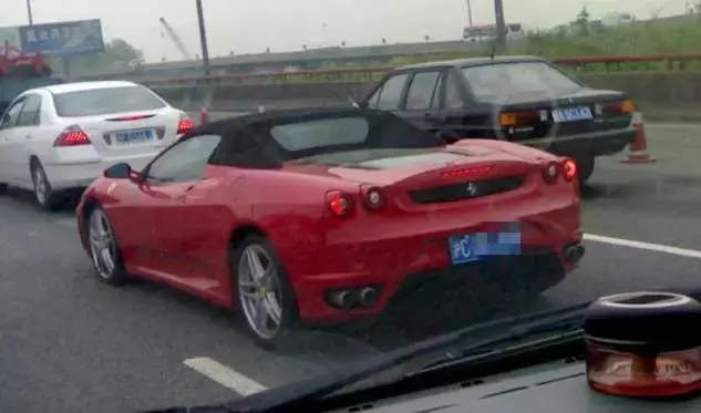 挂着沪C牌的豪车，不配拥有爱情？