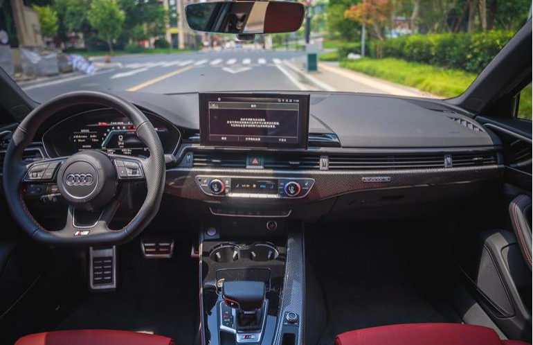 试驾奥迪S4，3.0T引擎声浪好听，操控扎实就是跑城市费油！