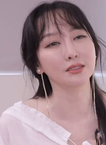 萨顶顶近照曝光“大变脸”！疑似整容变网红，观众认不出她