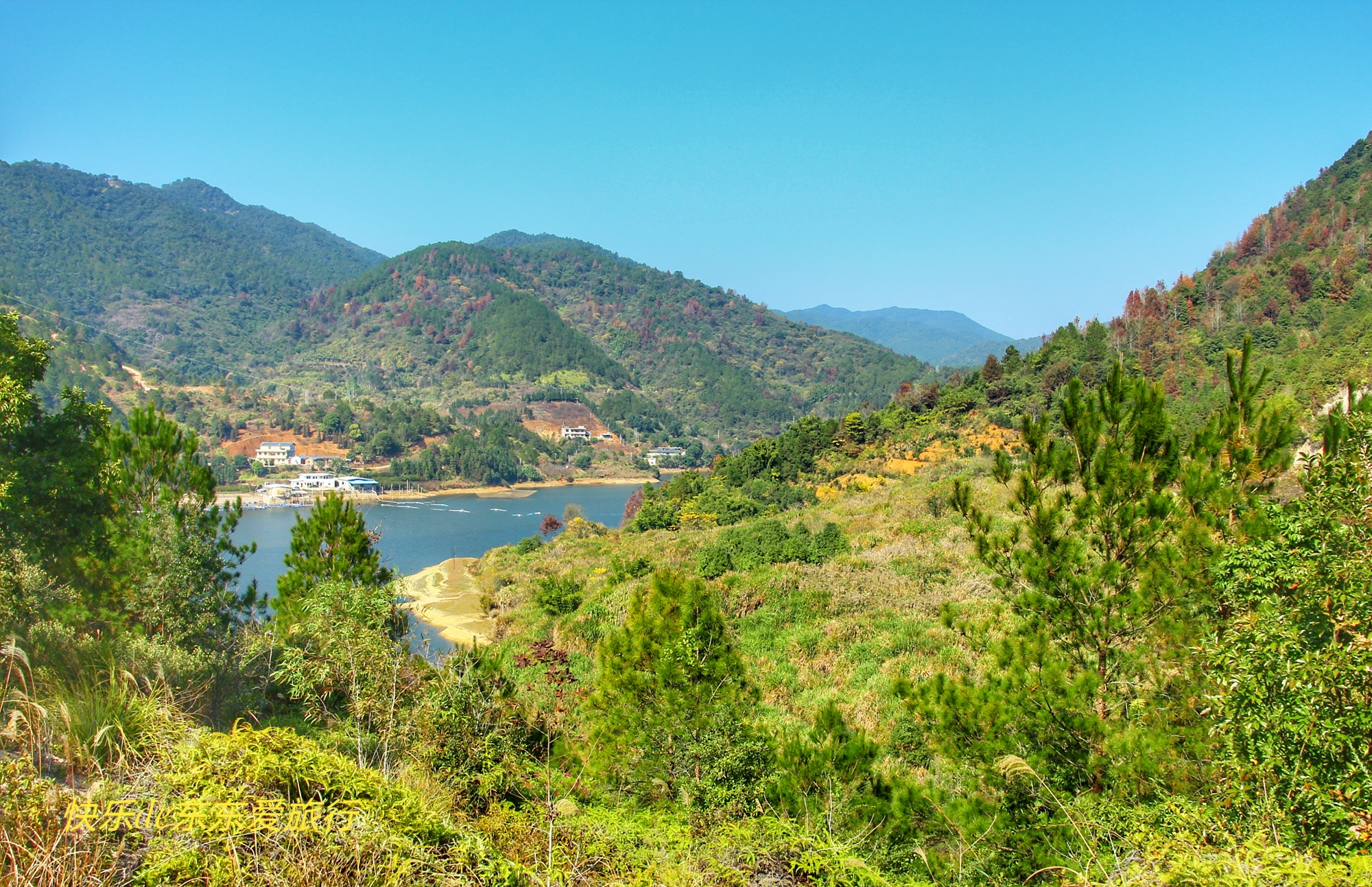 平远县东石镇,平远东石灵水村,一村两水库,稻田景也美-出走网