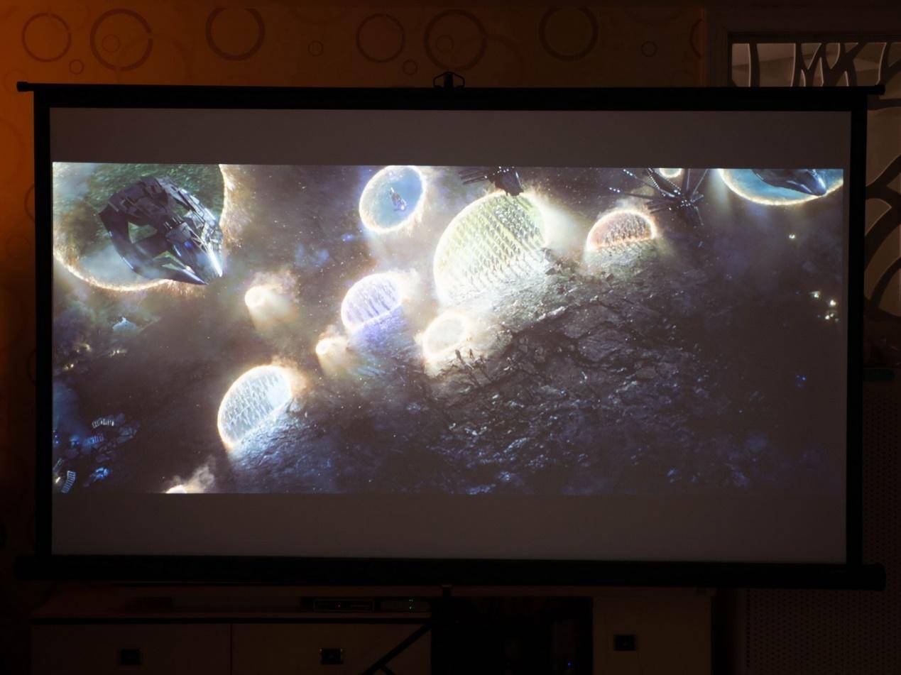 100英寸大屏幕的游戏和观影感受，坚果J10投影仪带你来体验