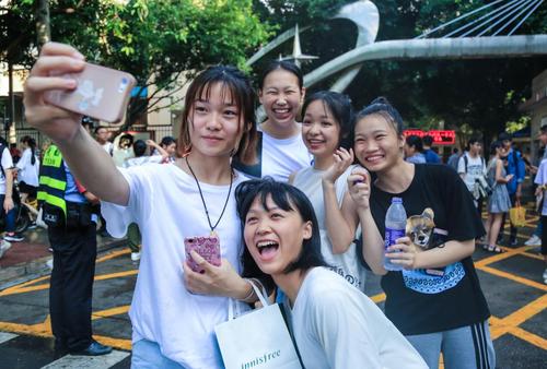 全国二卷分数线下降,理科生太难!西北考生欣慰,重庆考生却很郁闷?