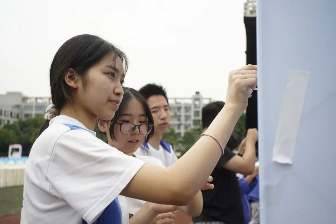 出席18岁！川大附中最特殊毕业成人礼,校长向680余名学生逐一挥手