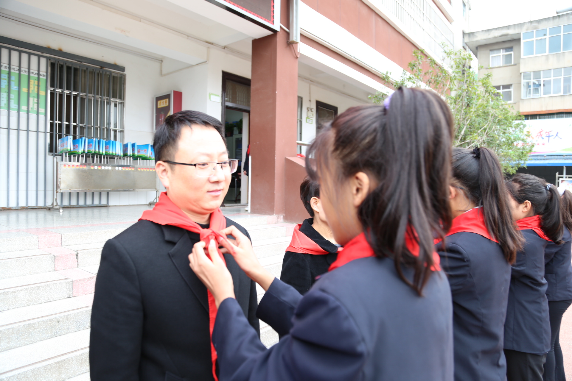 请党放心强国有我育红小学举行建队日主题活动暨入队仪式