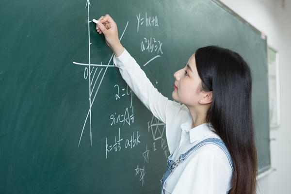 教师行业迎来新机遇，工资将有5大调整，上涨700元，老师有盼头了