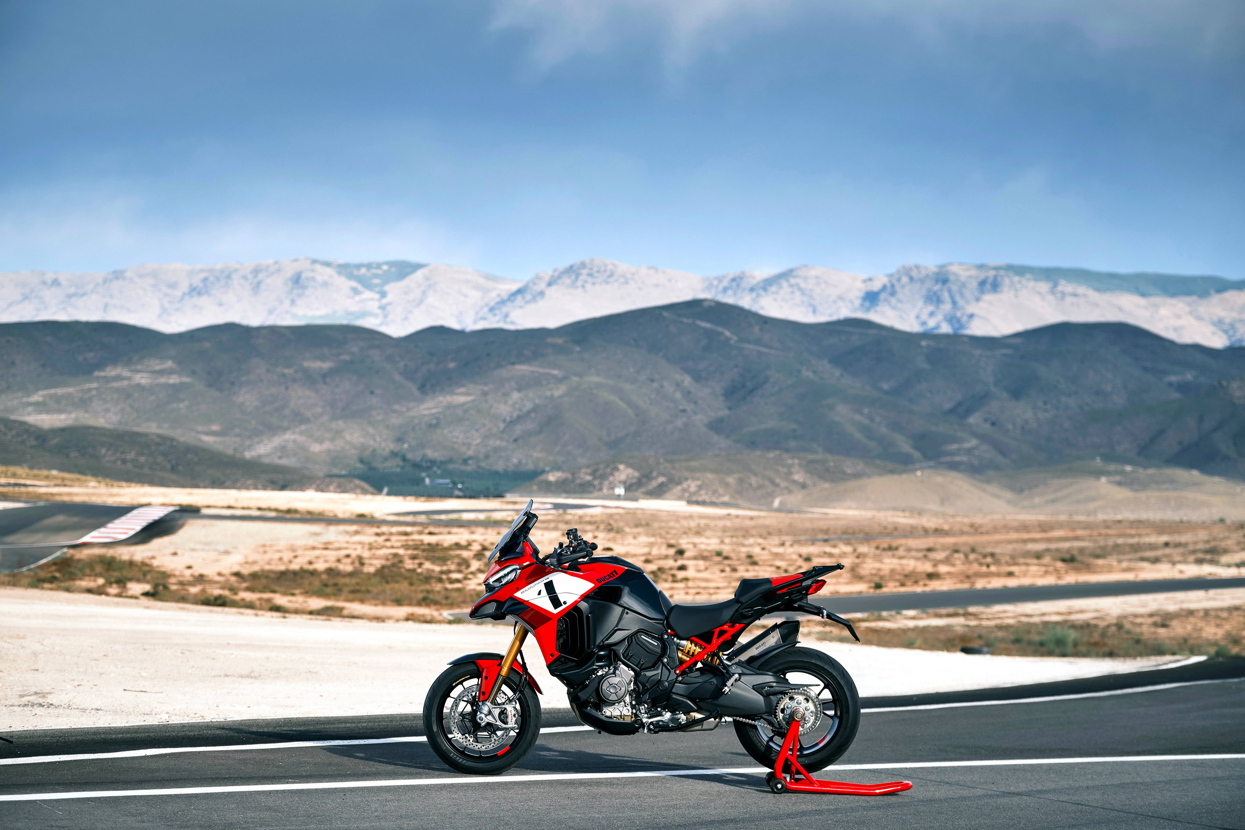 杜卡迪 2022 Multistrada V4 派克峰版 户外特写