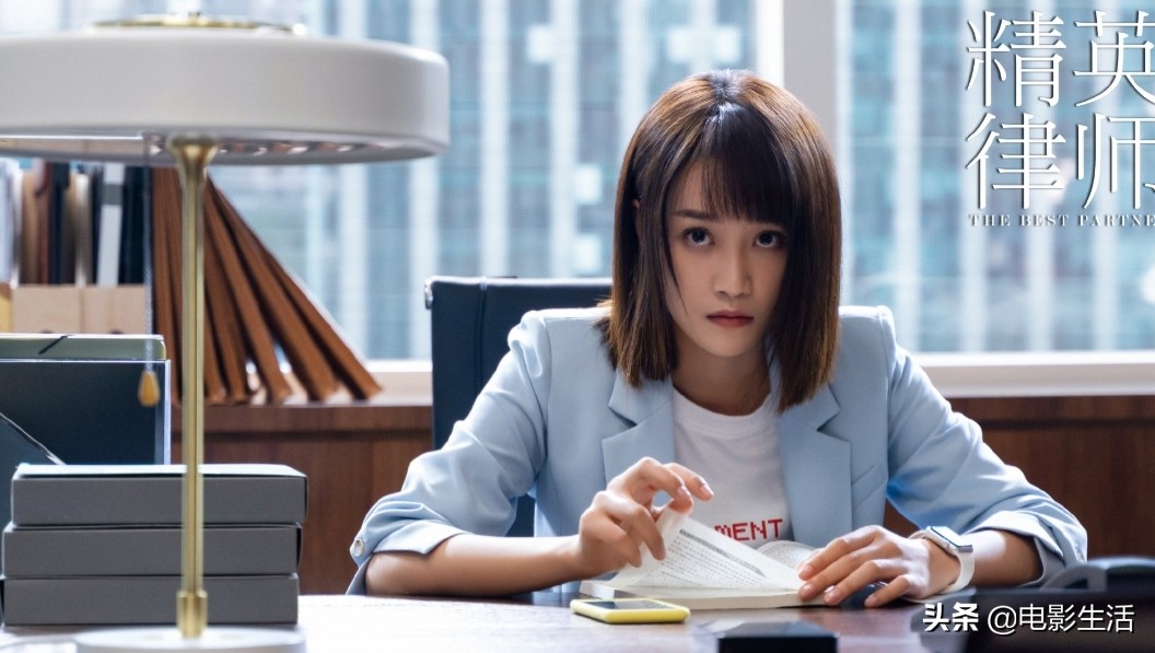 《精英律师》靳东被批摆造型、凹人设演，仅1集就暴露出各种问题