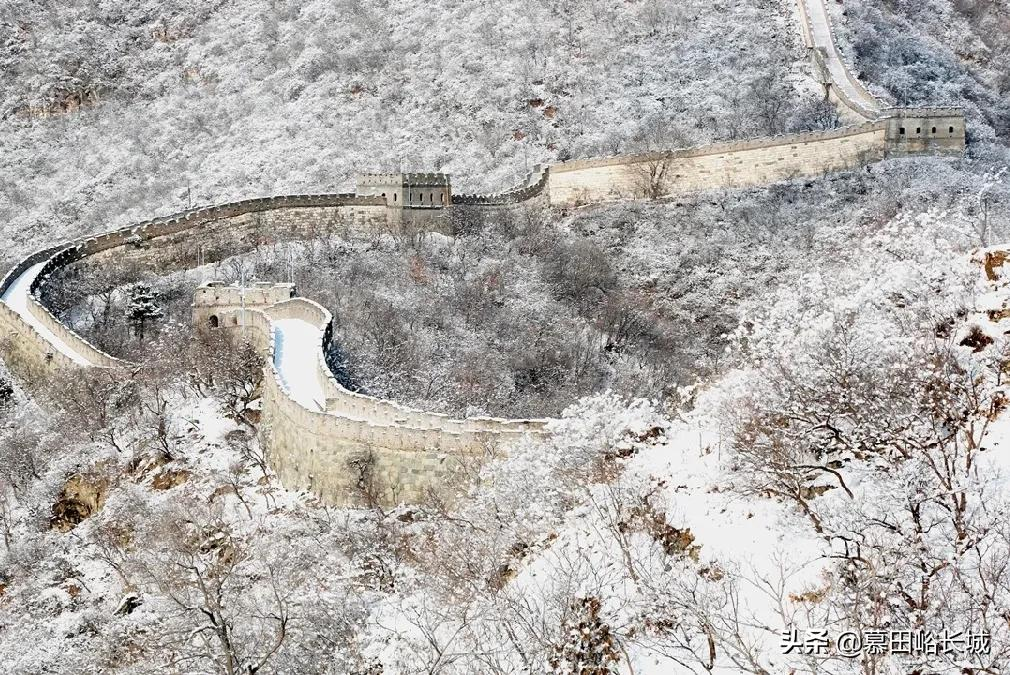 和敬一丹漫步雪中长城 迎接冬日美好